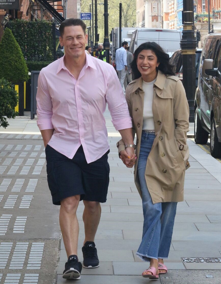 جان سینا به همراه همسر ایرانی اش در خیابان های لندن2