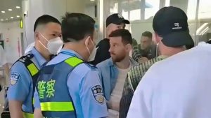 معطلی مسی در فرودگاه پکن به دلیل پاسپورت12